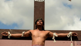 Католици във Филипините разпнати на кръста