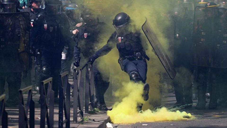 "Жълти жилетки“ рушат и палят в Париж | StandartNews.com