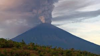 Затвориха летището в Бали заради вулкан