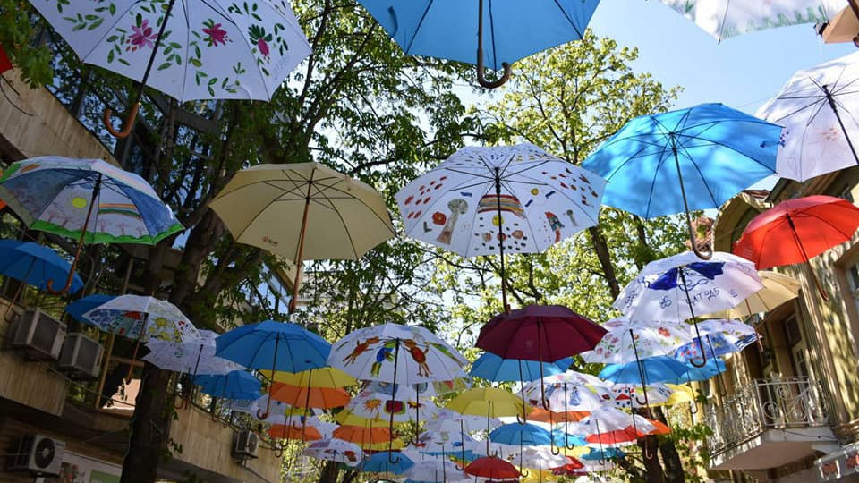 Над 100 рисувани чадъри от децата на ЦЛТРДБ част от арт инсталация | StandartNews.com