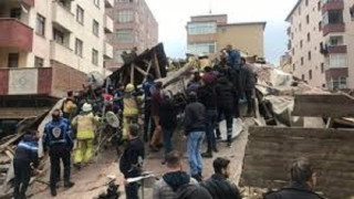 Сграда рухна в Истанбул заради "контролирано" разрушаване