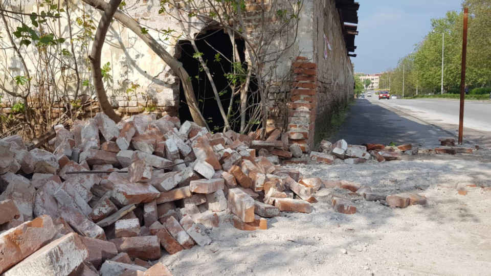 Събориха опасна ограда на ул. "Булаир" в Хасково | StandartNews.com