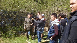 Обучават младежи на родолюбие и военни дисциплини