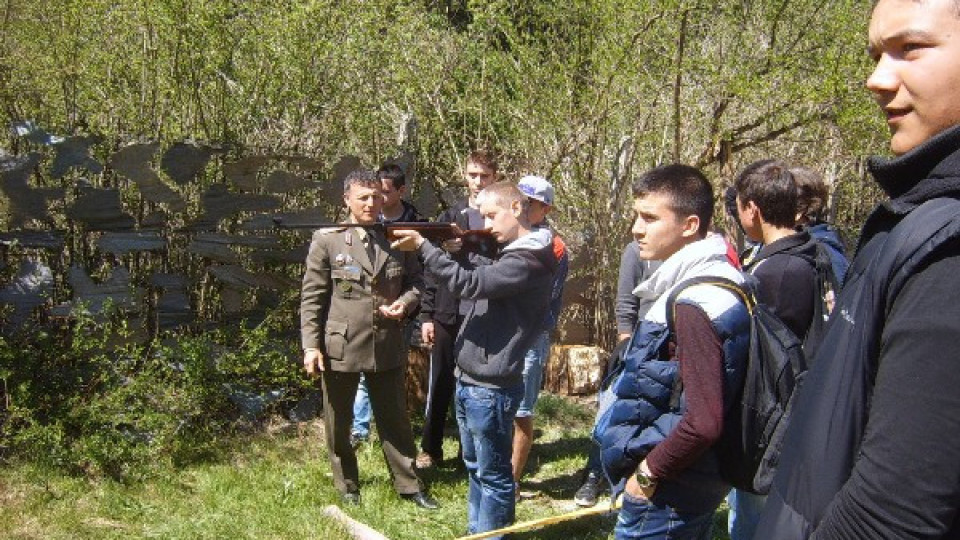 Обучават младежи на родолюбие и военни дисциплини | StandartNews.com