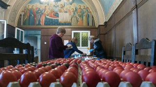 Боядисват 2019 яйца в Бачковския манастир