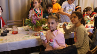 Деца от Кърджали боядисваха яйца за Великден