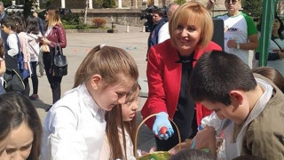 Мая Манолова и 250 деца боядисаха 1000 яйца