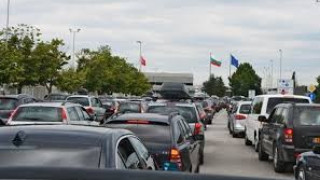 На границата с Турция километрични опашки