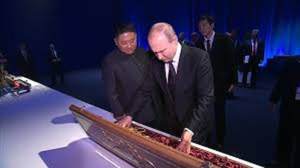 Ким подари на Путин меч, той пък му връчи сабя | StandartNews.com