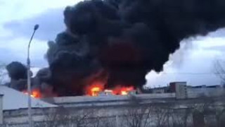 Голям пожар горя във военен завод в Русия