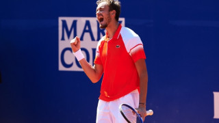 Медведев е на полуфинал в Мелбърн
