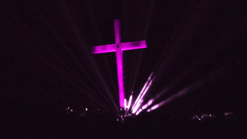Светлини заляха 33-метровия кръст над Благоевград | StandartNews.com