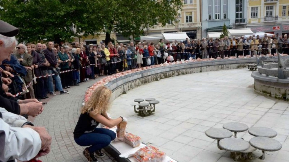 В Пловдив опекоха гигантски козунак | StandartNews.com