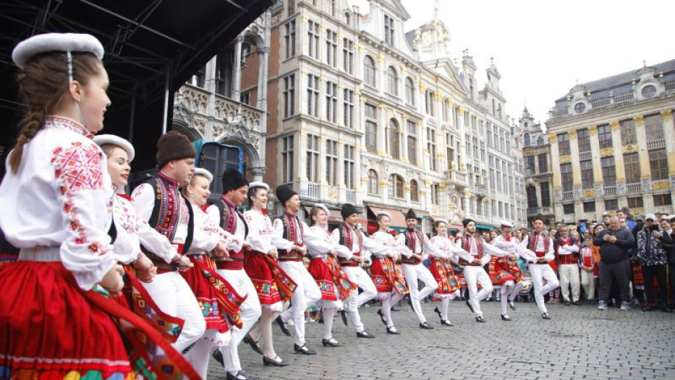 Голямо хоро се изви в Брюксел за Великден (СНИМКИ) | StandartNews.com