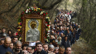 Изнесоха чудотворната икона на Света Богородица