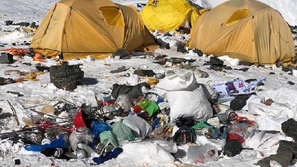 Четири тела и 3 тона боклук откриха под Еверест | StandartNews.com