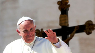 Папа Франциск диша само с един бял дроб