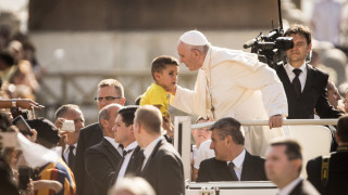 Ще катастрофира ли папата в стена от недоверие?