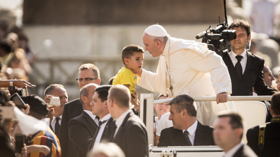 Ще катастрофира ли папата в стена от недоверие? | StandartNews.com