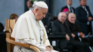 Папата с тиха молитва в "Александър Невски"