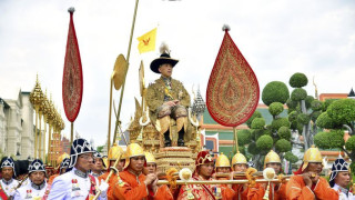 Носят в паланкин новия крал на Тайланд при 35º