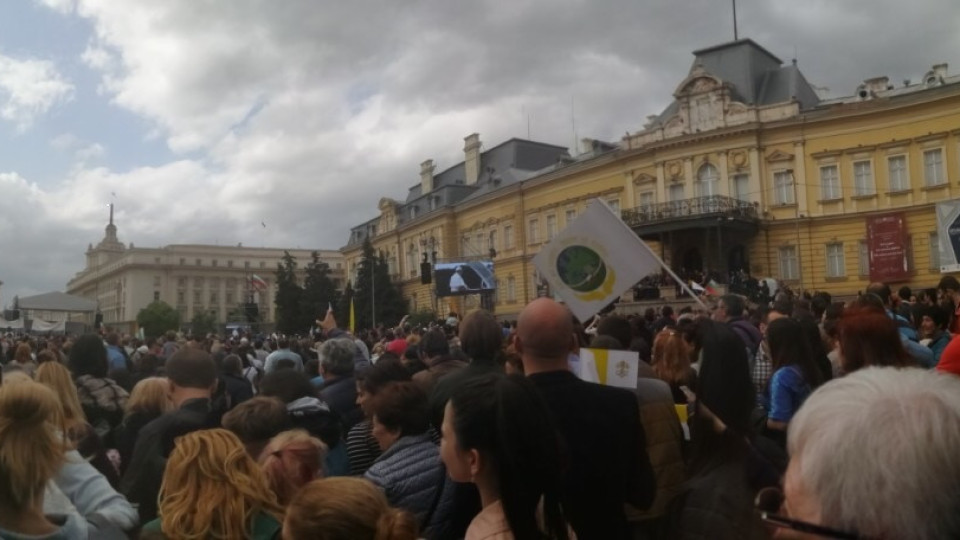 Битка за места за литургията, площадът отесня /СНИМКИ/ | StandartNews.com
