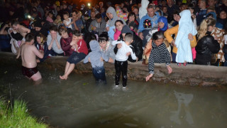 Топят деца в ледена вода за здраве