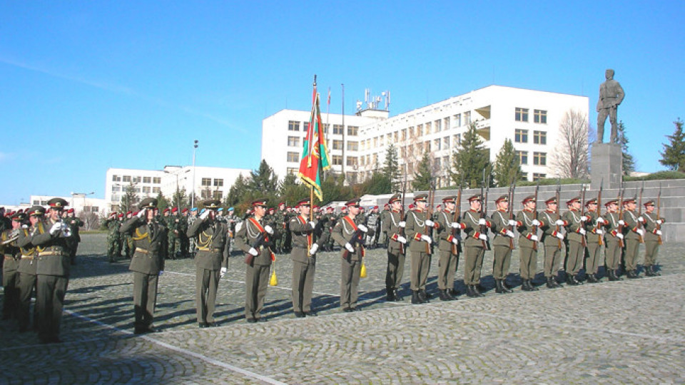 Само 1042 младежи учат за военни, гарантират им 1500 лв. заплата | StandartNews.com