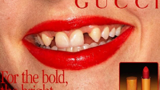 Модел без предни зъби лице на Gucci