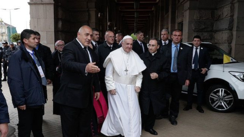 Папата отлетя за Скопие, Борисов го изпрати | StandartNews.com