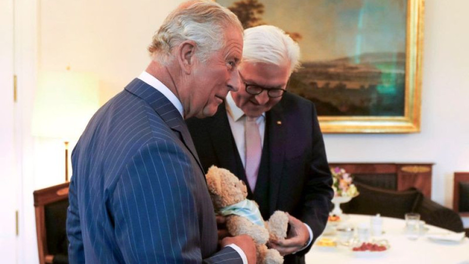 Дариха принц Чарлз с плюшено мече за новия му внук | StandartNews.com
