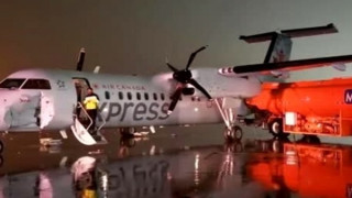 Цистерна с гориво се сблъска със самолет в Торонто