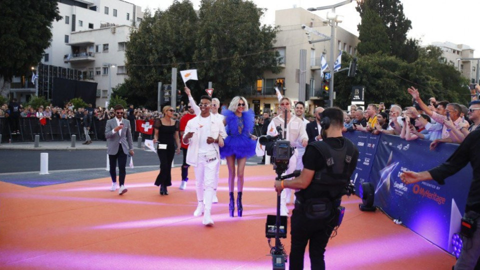 Започна Евровизия, певците минаха върху оранжево | StandartNews.com