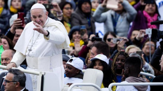 Папа Франциск разходи с папамобила си деца