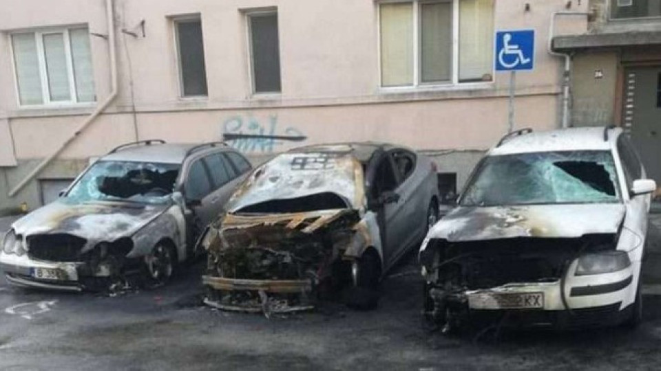 Взривиха три автомобила в центъра на Варна | StandartNews.com
