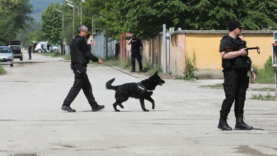 Намерили оръжие при издирването в Костенец | StandartNews.com