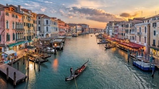 Глобяват жрици на любовта и пияни във Венеция