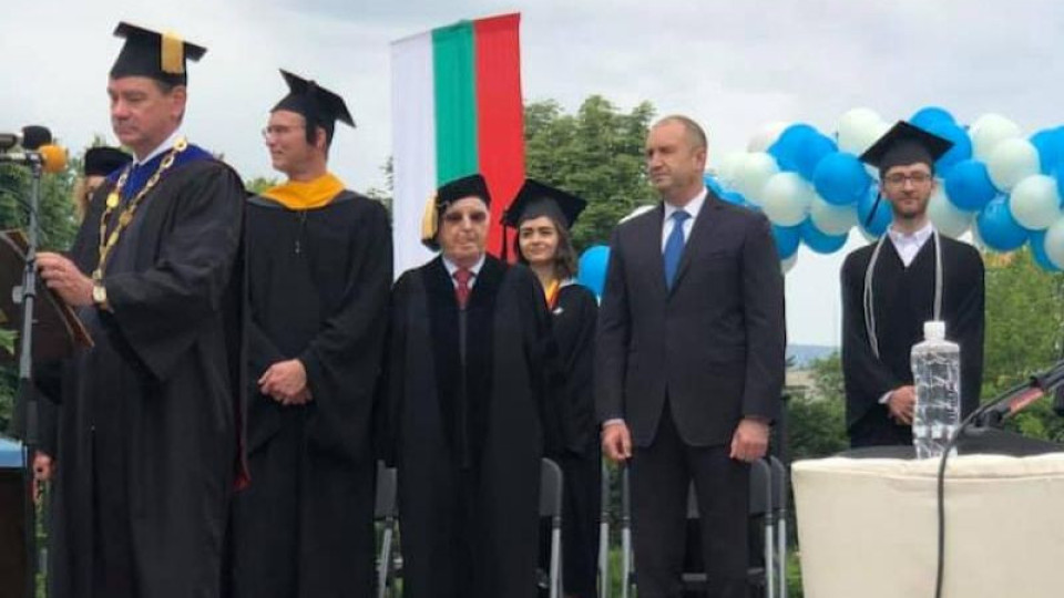Радев зарадва дипломанти в АУБ в Благоевград | StandartNews.com