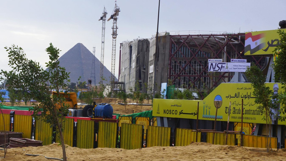 Взрив рани 17 туристи в Египет на път за пирамидите | StandartNews.com