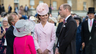Елизабет ІІ посрещна гости на чаено парти