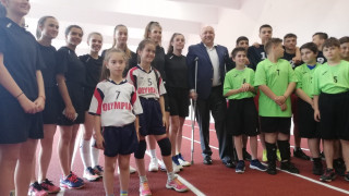 Министър Кралев откри обновената писта за лека атлетика в Кюстендил