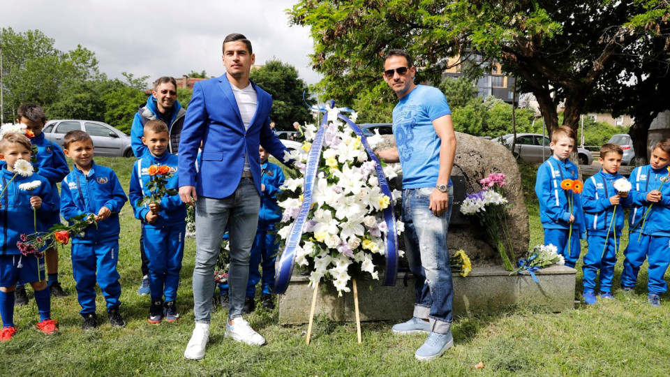 От Левски поднесоха цветя за годишнината на клуба | StandartNews.com