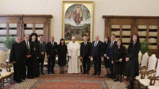 Папата подари гълъб с маслинова клонка на Караянчева