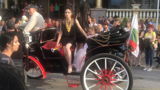 Ромска красавица на бал с карета