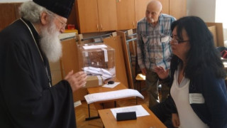 Патриарх Неофит гласува след литургията