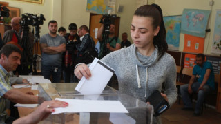 Чакат с часове за предаване на протоколи в София