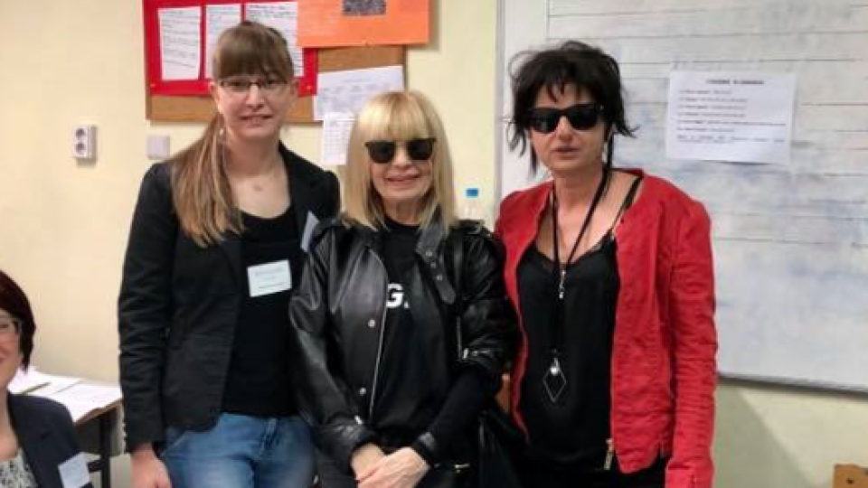 И Лили Иванова със снимки от изборите | StandartNews.com