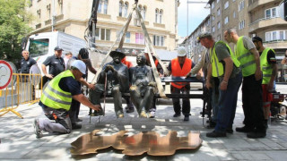 Върнаха баща и син Славейкови на площада