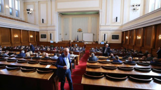 Червените депутати се върнаха в парламента