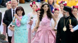 Караянчева и Царица Роза на шествие в Казанлък